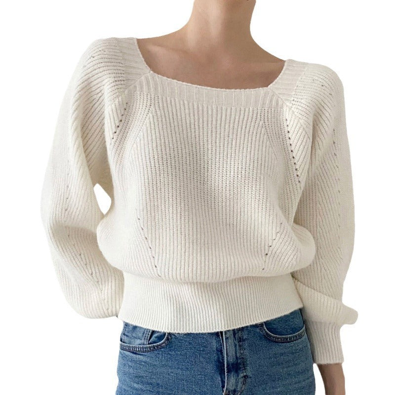 Pull à col carré et épaules dénudées.