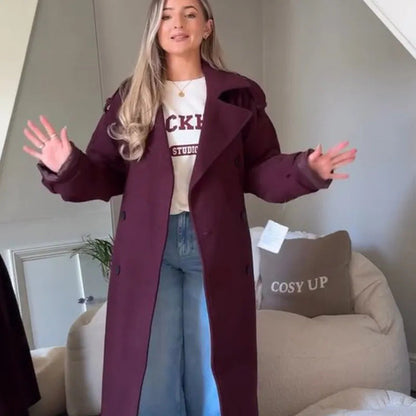 manteau bordeaux – manches longues et fermeture à un seul bouton.